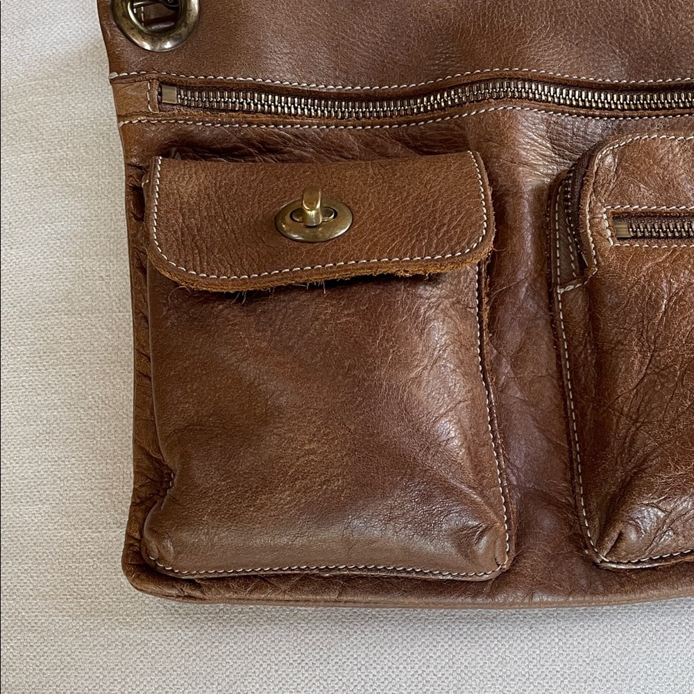 Roots Village Crossbody Bag Camel Leather - Picture 3 of 6